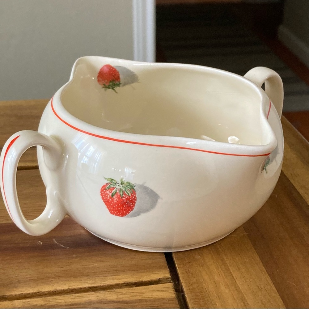 Vintage Strawberry 1930s
Cavitt-Shaw Shortcake Double
Spout Gravy Boat Dishware - Picture 3 of 9